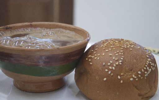 Chocolate oaxaqueño de agua tradicional de metate, preparado al momento en Xaachila