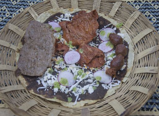 Tlayuda oaxaqueña de 3 carnes: tasajo, cecina enchilada y chorizo con quesillo en Xaachila CDMX